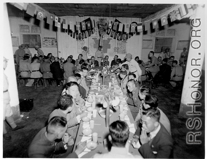 A banquet at the rally. At the end is a row of privileged foreign (American) military officers seated to the right and left, hosted by Zheng Tingji (郑庭笈), commander of the 48th Army Division (陆军第四十八师 ), at the center--showing that this rally is focused on the 48th Army Division.