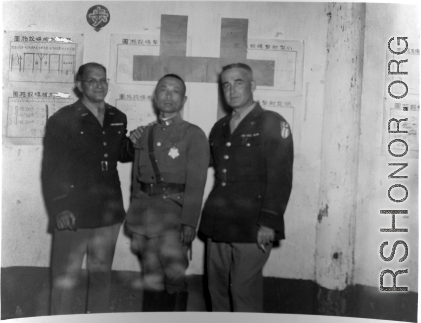  A very emaciated and weary-looking Zheng Tingji (郑庭笈), commander of the 48th Army Division (陆军第四十八师 ), poses at the rally banquet, with two high-ranking US officers. 