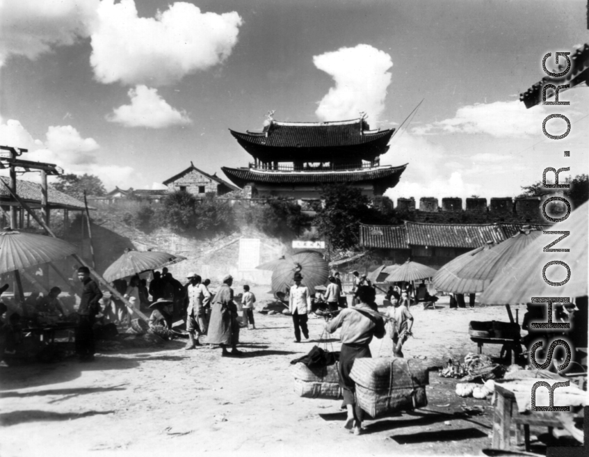 Town gate at Dali, China, during WWII.  (大理城楼)