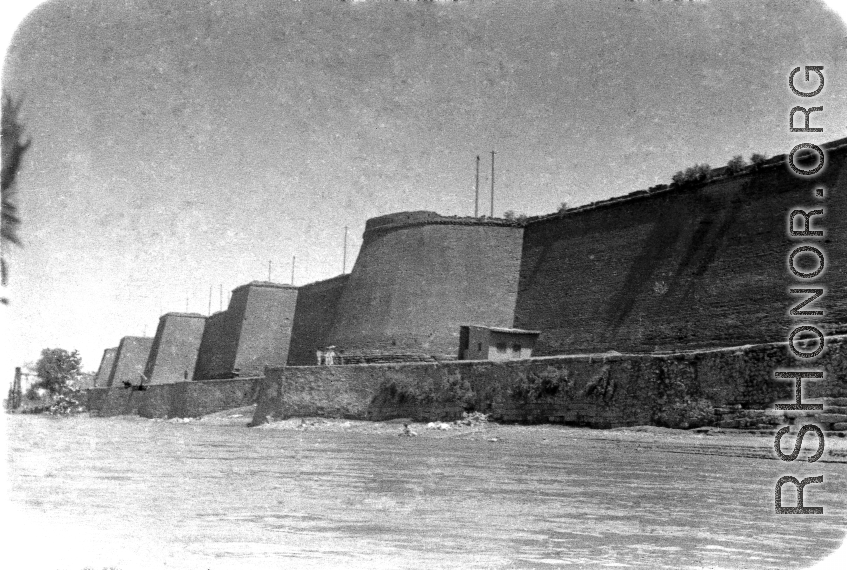 A city wall in Lanzhou, Gansu province, northern China, with the Yellow River in front, during WWII.