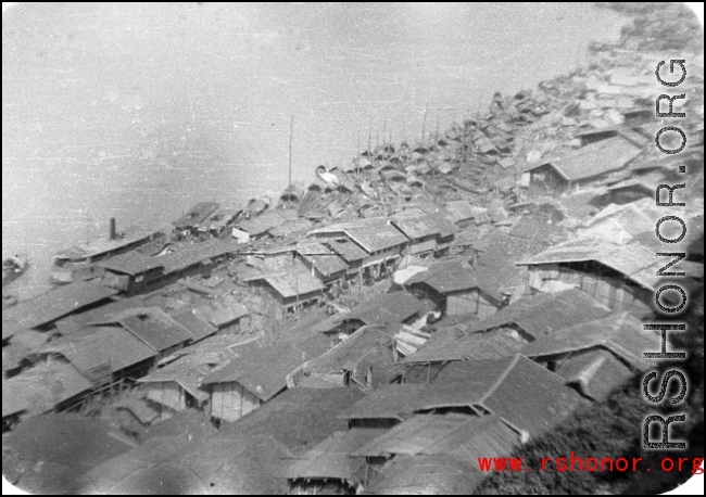 Houses clustered on the Yellow River during WWII, most likely in or near Lanzhou. Note the numerous boats tied there too.
