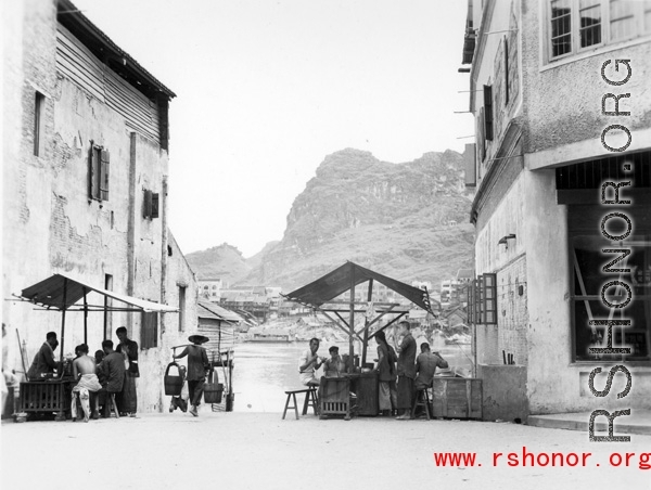 Street scene in Liuzhou city, Guangxi province, during WWII, looking south towards Horse-saddle Mountain (马鞍山).
