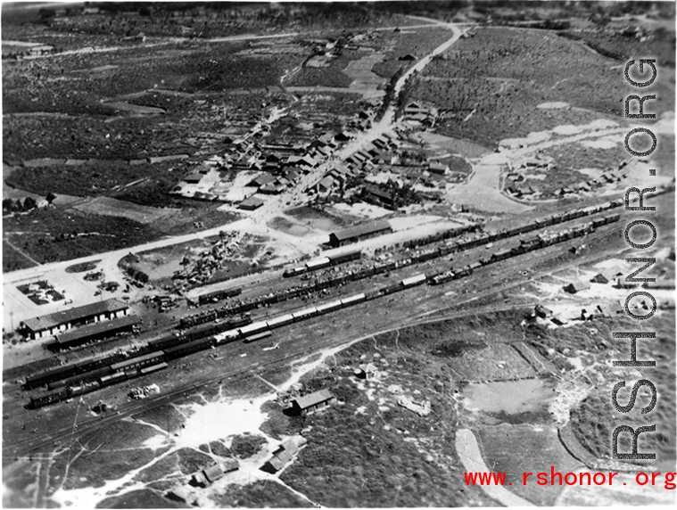 A train overloaded with Chinese refugees in Guangxi province, probably in either Guilin, Liuzhou, or Nanning.  This could have only been during the Japanese Ichigo campaign.