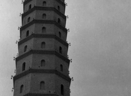 The Chengtian Temple Pagoda in Yinchuan, in arid northern China, during WWII.   二战期间银川的承天寺塔。