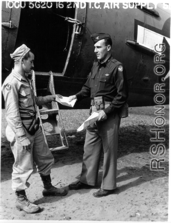 10CU 5G20 16 2ND T.C. AIR SUPPLY  Getting a flyer before you board for the flight...?
