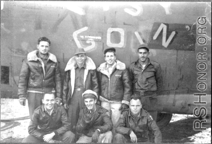 Crew poses with F-7 "Easy Goin'" during WWII.