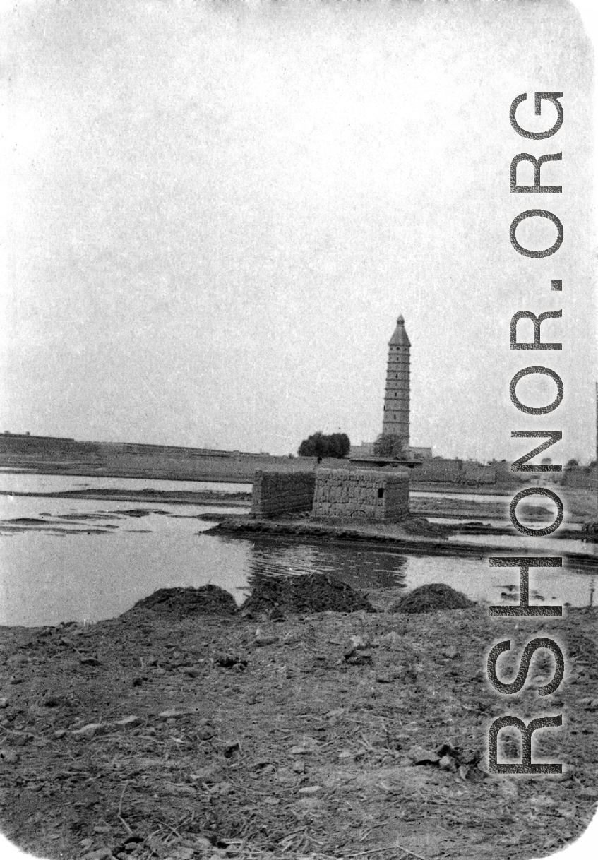 The Chengtian Temple Pagoda in Yinchuan, in northern China, during WWII.   二战期间银川的承天寺塔。