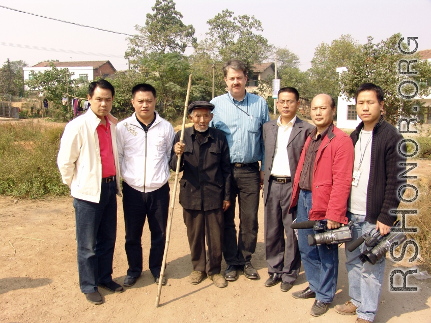 Researchers, government officials, media, and eyewitnesses near the site of Haynes' remains, in Hengyang, Hunan, China.