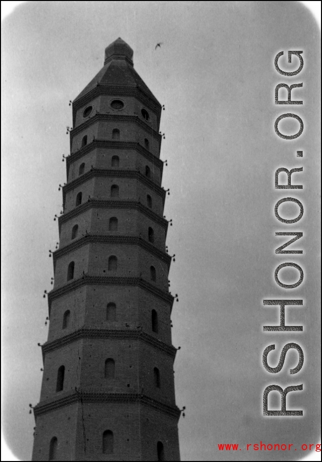 The Chengtian Temple Pagoda in Yinchuan, in arid northern China, during WWII.   二战期间银川的承天寺塔。