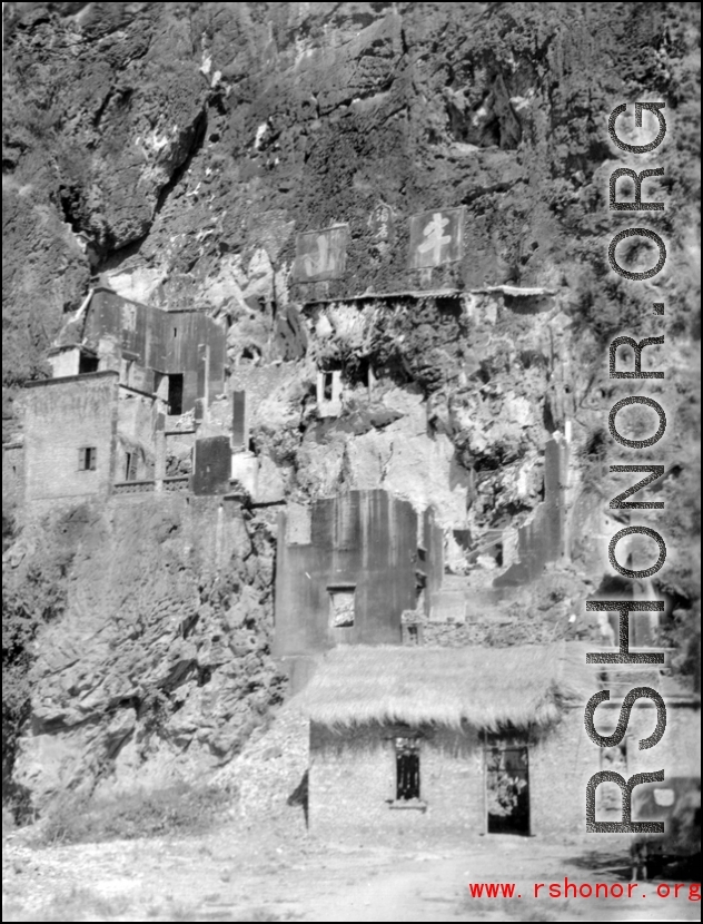 Remains of a temple (most likely Buddhist) at Liuzhou. The painted inscription on the rocks “半山” indicates half-way up the mountain.