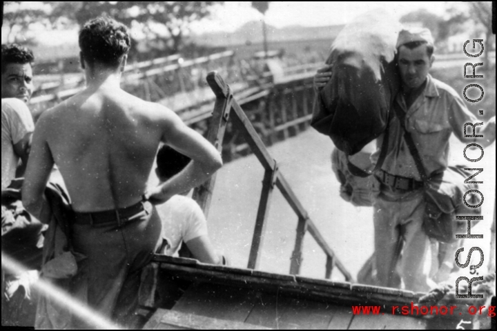 GIs board ship on the way back to the US after the war. The ship is probably the SS Marine Raven.