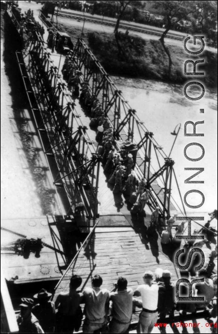 GIs line up to board ship on the way back to the US after the war. The ship is probably the SS Marine Raven.