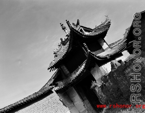 Architecture in China, as photographed by Eugene Wozniak: An entry gate at a village near Yangkai during WWII.