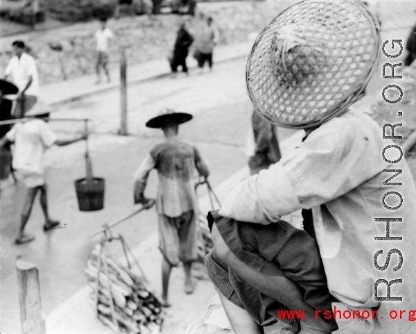 People along the ramp to the floating bridge to Liuzhou city, Guangxi province, during WWII.