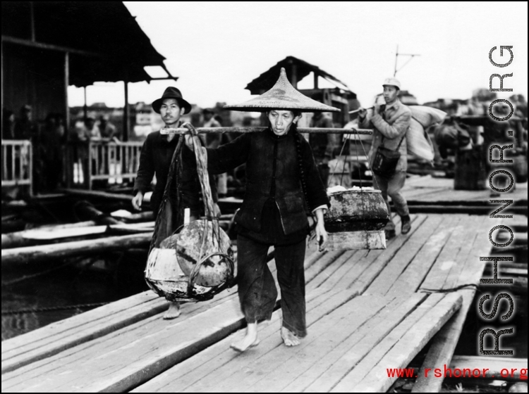 People crossing the floating bridge at Liuzhou during WWII.