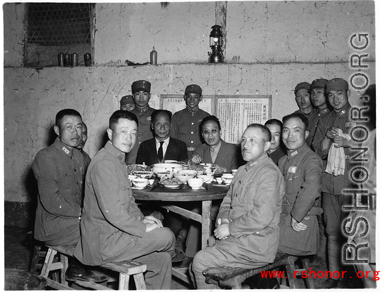 Table of ranking local Nationalist leadership during the banquet at the rally. In foreground, left, is Chinese Lt. General Du Yuming, commander of Nationalist 5th Corps (第五集团军总司令兼昆明防守司令杜聿明). On right is Gen. Wei Lihuang (卫立煌).   The general seated on the far left is Qiu Qingquan (邱清泉).  In the back are two KMT civilian officials. The one on the right is likely An Zefa (安则法), a highly educated official who had a number of roles in Yunnan during WWII.