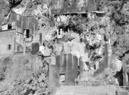 Remains of a temple (most likely Buddhist) at Liuzhou. The painted inscription on the rocks “半山” indicates half-way up the mountain.